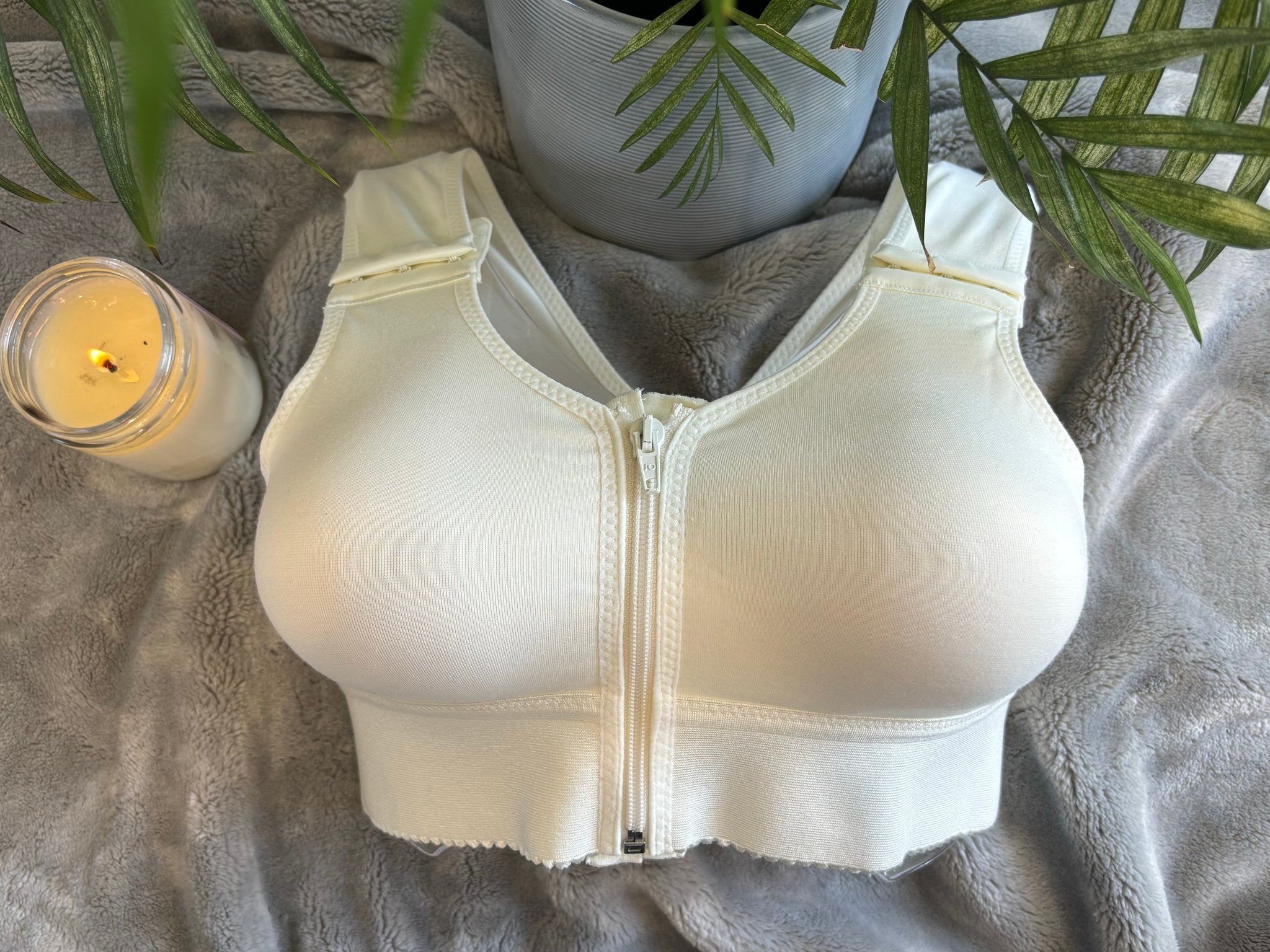 How to put on the post-operative LIPOELASTIC® bra with front hooks